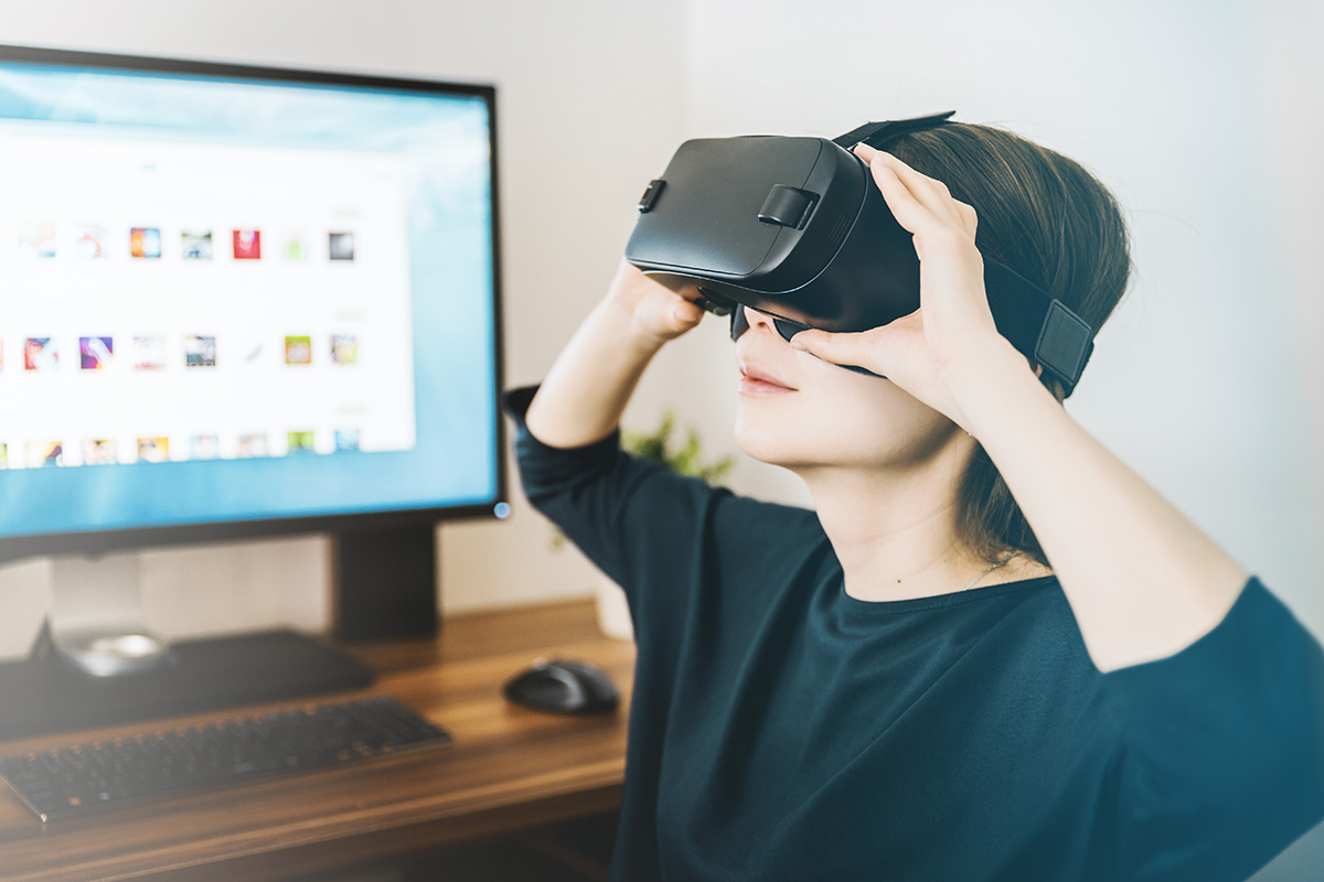 lady using virtual reality headset to view 360 degree video
